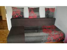 ox_szara-sofa-z-motywem-kwiatowym