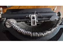 ox_sprzedam-maszyne-do-pisania-remington-portable