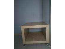 ox_sprzedam-stolik-ikea-na-kolkach
