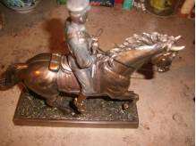 ox_statuetka-jozef-pilsudski
