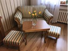 ox_debowa-sofa-rozkladana-wraz-ze-stolikiem-i-2-pufami