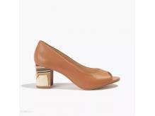 ox_buty-badura-czolenka-na-ozdobnym-slupku