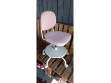 ox_krzeslo-biurkowe-ikea-vimund-rozowy