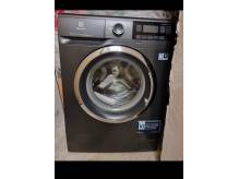 ox_pralka-electrolux-czarna-slim