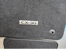 ox_nowe-oryginalne-dywaniki-welurowe-luxury-mazda-cx-30