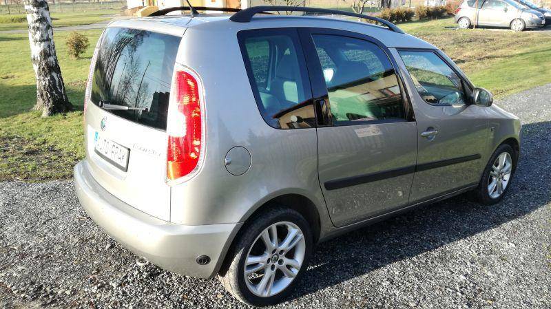 ox_skoda-roomster-klimatronik-panorama-dach-grzane-fotele-czujnik-cofania