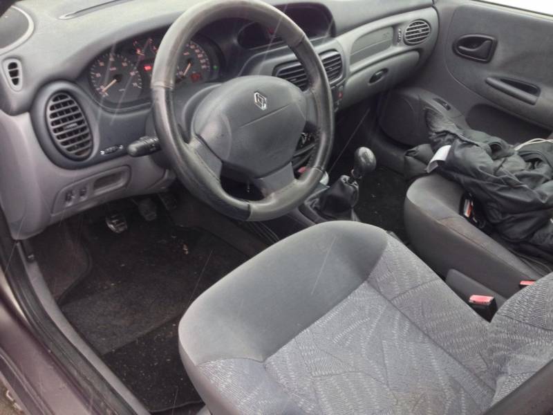 ox_renault-megane-14-benzyna-klimatyzacjaabsopony-zimowe2000rok