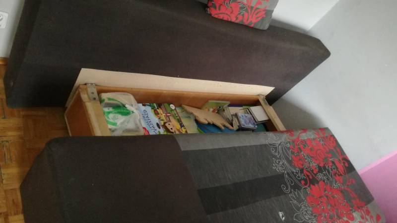 ox_szara-sofa-z-motywem-kwiatowym