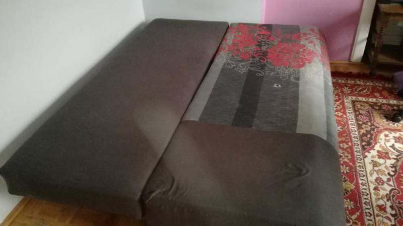 ox_szara-sofa-z-motywem-kwiatowym
