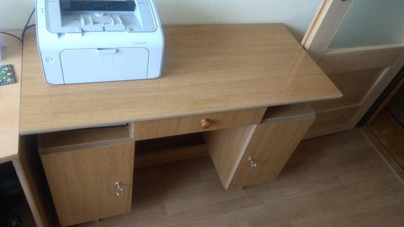 ox_sprzedam-tapczan-dwa-biurka-w-dobrym-stanie