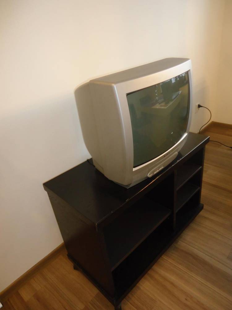 ox_sprzedam-telewizor-20z-dvb-t-i-stolik-tv