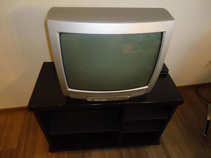 ox_sprzedam-telewizor-20z-dvb-t-i-stolik-tv