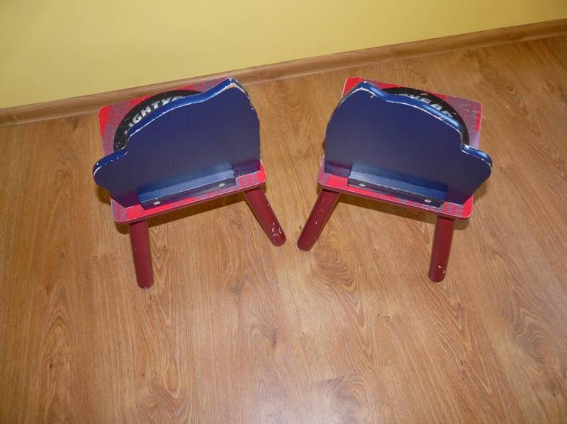 ox_sprzedam-krzeselka-z-motywem-auta-stolik-gratis