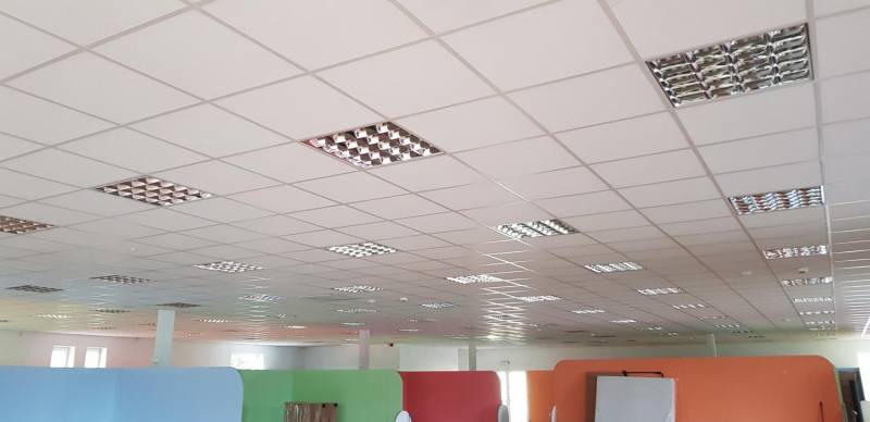 ox_sufit-podwieszany-armstrong-okolo-1200m2