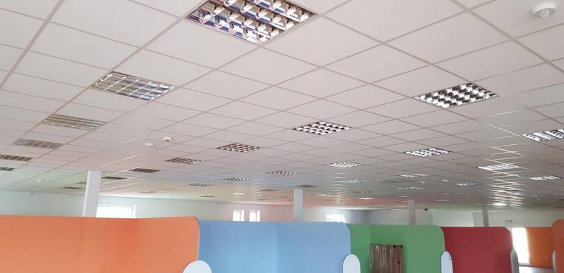 ox_sufit-podwieszany-armstrong-okolo-1200m2