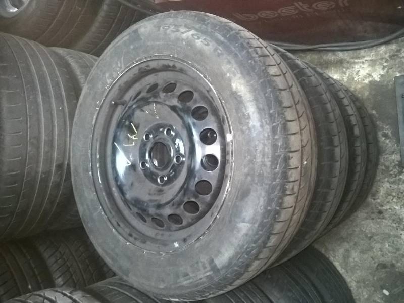 ox_kola-vw-golf-v-felgi-stalowe-z-oponami-letnimi-pirelli