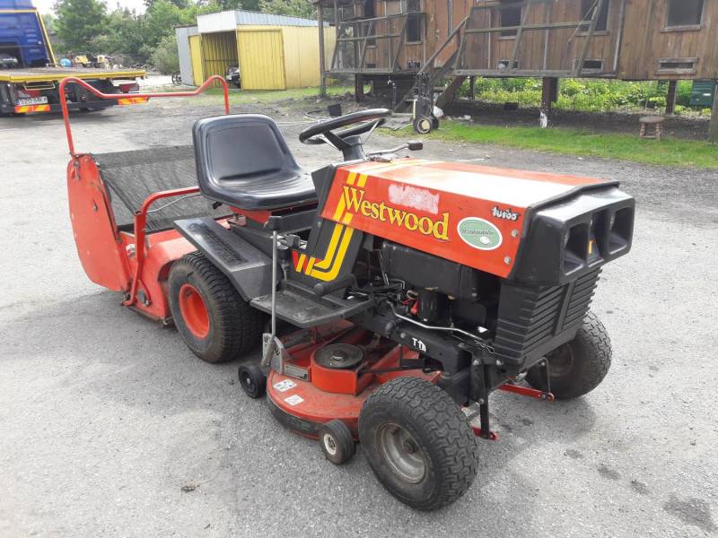 ox_traktorek-kosiarka-westwood-briggsstratton-11km-z-koszem-i-zamiatarka