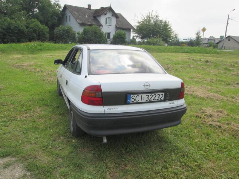 ox_opel-astra-f-14-benzyna-1996-sedan