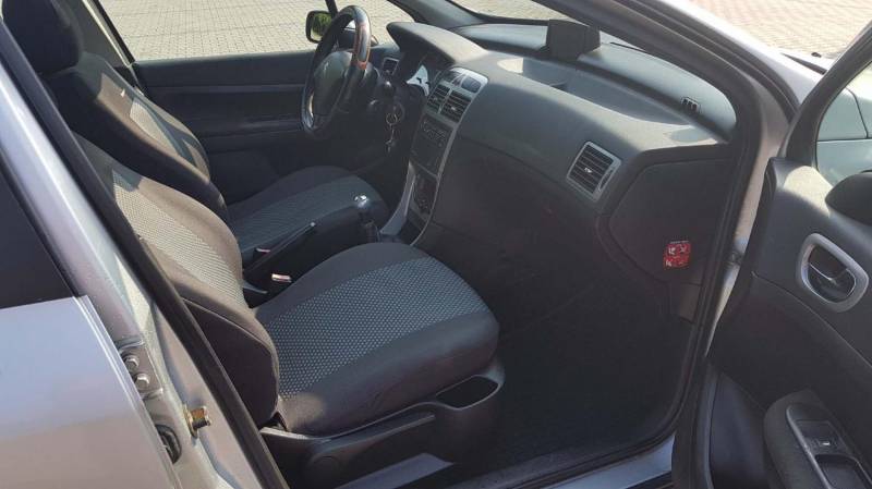 ox_peugeot-307-sw20-hdi90km2005panoramanaviklimaaut