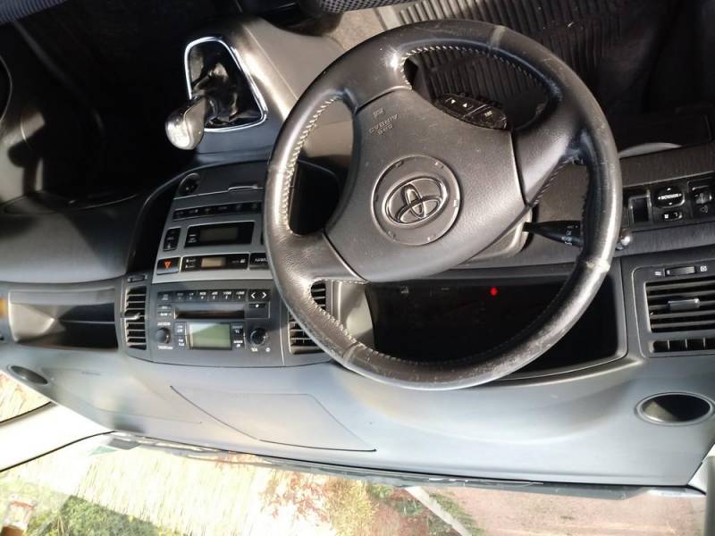 ox_toyota-corolla-verso-2004-2od-stan-idealny-ustron