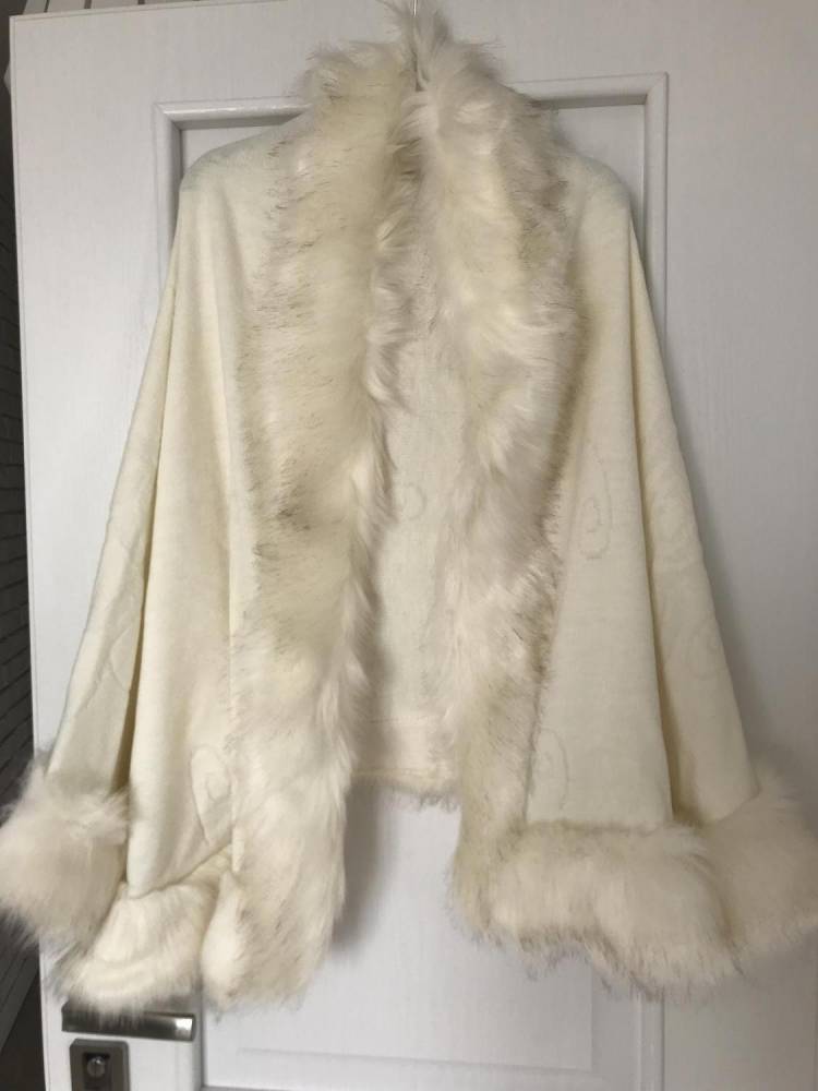 ox_niezwykle-efektowne-poncho-damskie