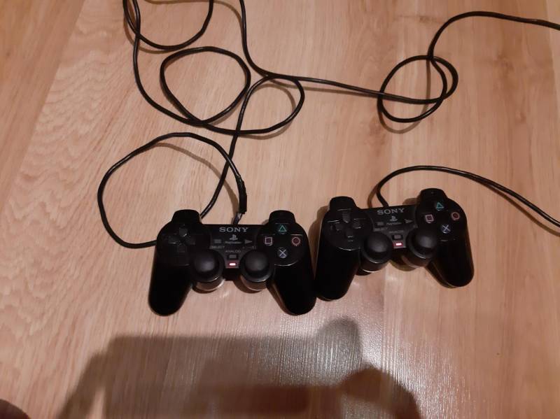 ox_konsola-ps2-dwa-pady-macbot