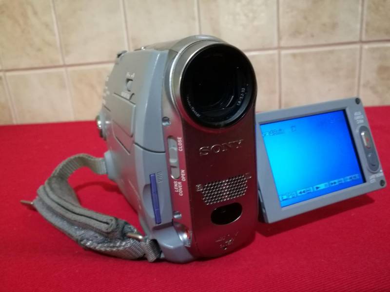 ox_kamera-sony-dcr-h-c40e-gratis-statyw