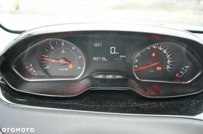 ox_sprzedam-peugeot-208-14-hdi-88-km-salon-polska