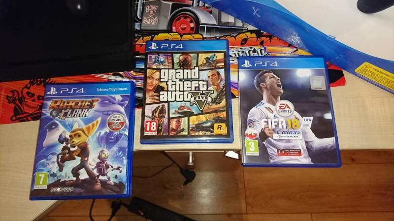 ox_sprzedam-konsole-sony-ps4-500-gb-slim-z-4-grami