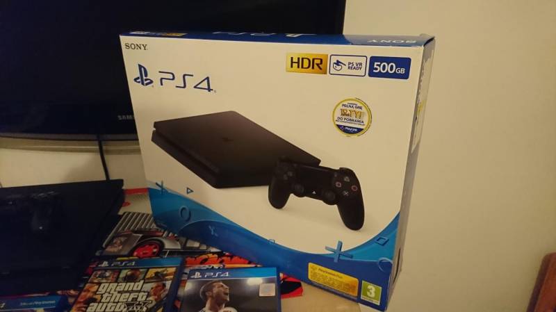 ox_sprzedam-konsole-sony-ps4-500-gb-slim-z-4-grami