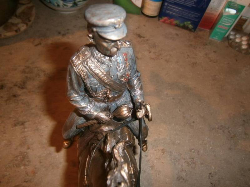 ox_statuetka-jozef-pilsudski