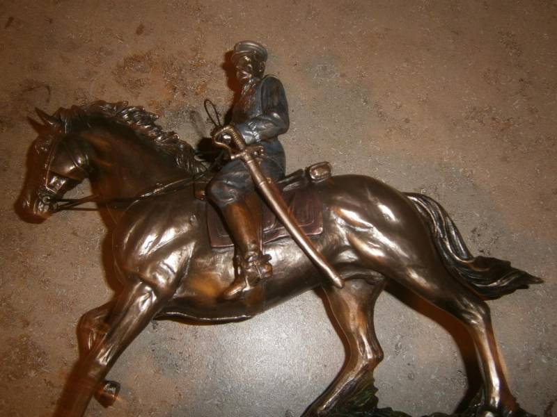 ox_statuetka-jozef-pilsudski