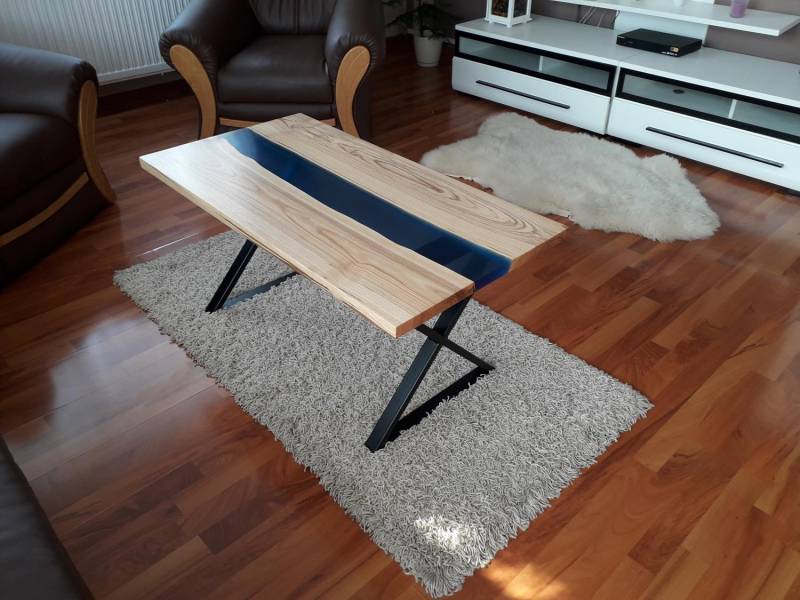ox_stolik-kawowy-stol-z-litego-drewna-i-zywica-niebieski