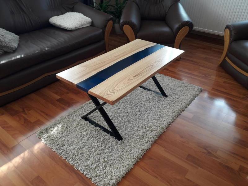 ox_stolik-kawowy-stol-z-litego-drewna-i-zywica-niebieski