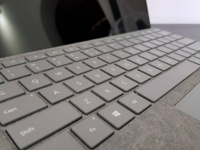ox_laptop-2-w-1-microsoft-surface-pro-i5-7300u8gb256ssdwin10p-dodatki