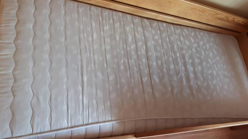 ox_sprzedam-lozko-drewniane-sosnowe-z-materacem-80cmx200-cm
