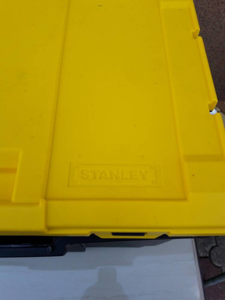 ox_skrzynka-narzedziowa-na-kolkach-stanley