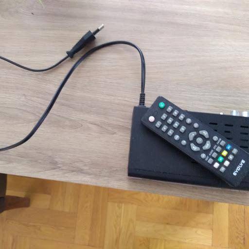 ox_telewizor-lcd-32-cale-samsung-wraz-z-tunerem-dvbt