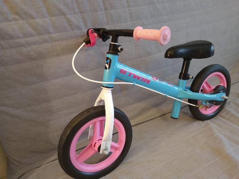 ox_sprzedam-rowerek-biegowy-run-ride-500-10-dla-dzieci-btwin-kask