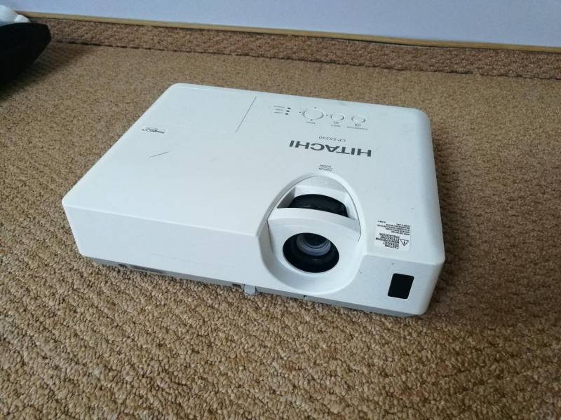 ox_projektor-hdmi-hitachi-cp-ex250-xbox-ps4