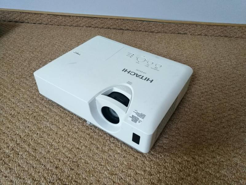 ox_projektor-hdmi-hitachi-cp-ex250-xbox-ps4