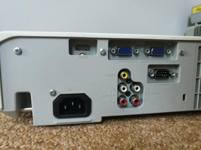 ox_projektor-hdmi-hitachi-cp-ex250-xbox-ps4
