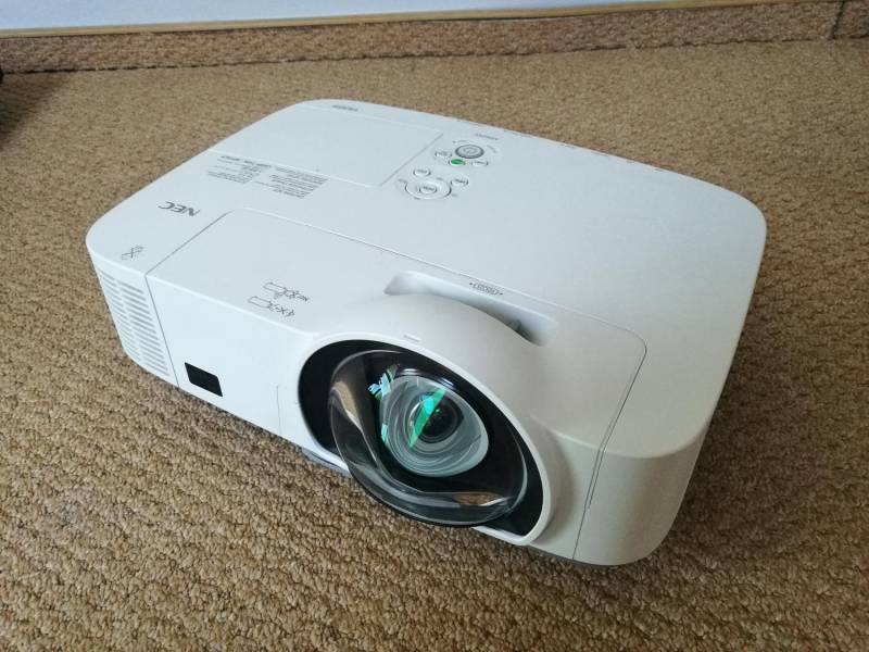 ox_projektor-hdmi-nec-m260xs-xbox-ps4-krotkoogniskowy