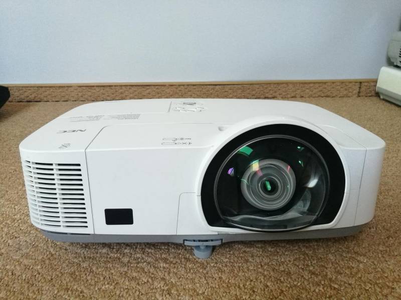 ox_projektor-hdmi-nec-m260xs-xbox-ps4-krotkoogniskowy