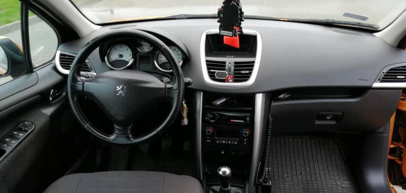 ox_peugeot-207-16-hdi-2007r-od-kobiety