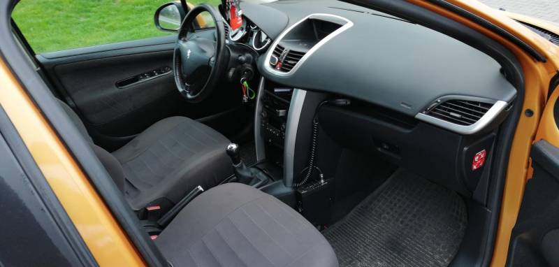 ox_peugeot-207-16-hdi-2007r-od-kobiety