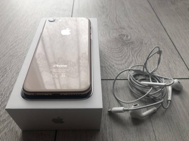 ox_sprzedam-iphone-8-rose-gold-256gb-od-kobiety-sluchawki-apple