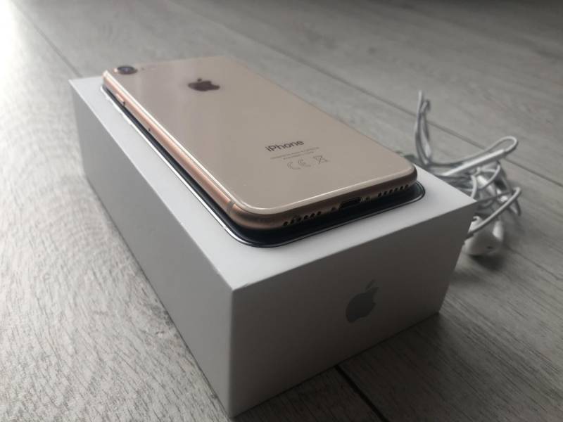 ox_sprzedam-iphone-8-rose-gold-256gb-od-kobiety-sluchawki-apple