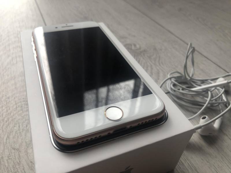 ox_sprzedam-iphone-8-rose-gold-256gb-od-kobiety-sluchawki-apple