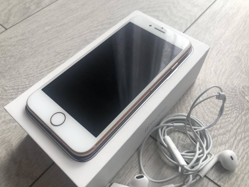 ox_sprzedam-iphone-8-rose-gold-256gb-od-kobiety-sluchawki-apple